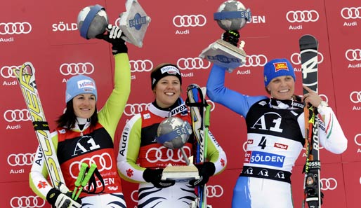 Die Siegerehrung: Viktoria Rebensburg, Kathrin Hoelzl und Manuela Moelgg