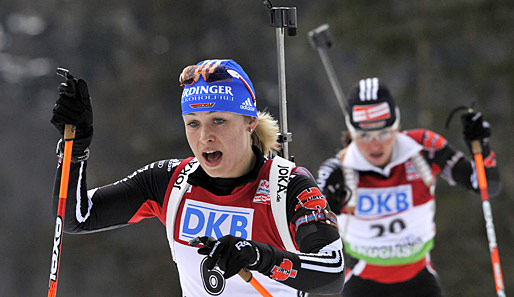 Magdalena Neuner (v.) enttäuschte mit einem schwachen achten Platz
