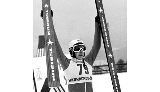 Der Matti Nykänen aus Finnland gewann vier Mal die Vierschanzentournee (zwischen 1982 und 1988) und holte 46 Weltcupsiege