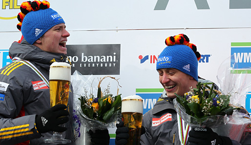 Toni Eggert und Sascha Benecken feiern ihre Silbermedaille in Altenberg
