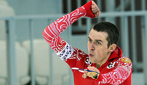 Denis Juskow gewann das erste Rennen der WM in Sotschi über 1500 m