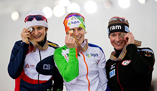 Bei der Eisschnelllauf-WM in Sotschi schnappte sich Claudia Pechstein (r.) die Bronzemedaille