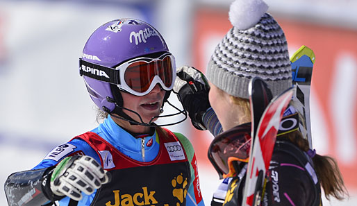 Tina Maze (l.) gratuliert Mikaela Shiffrin zum Gewinn der Slalomwertung