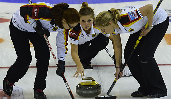 Skip Imogen Oona Lehmann (l.) holte mit ihrem Team den zweiten Sieg bei der WM in Kanada
