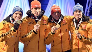 Die deutschen Biathleten ist stolz auf ihre Goldmedaille mit Rechtschreibfehler