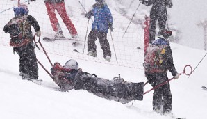 Lindsey Vonn musste im Schneetreiben mit dem Rettungsschlitten abtransportiert werden