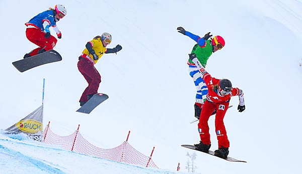 Snowboardcross ist eine olympische Disziplin.