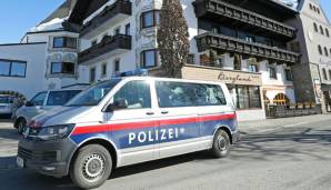 Die Polizei vor dem Hotel "Bergland" in Seefeld, dem Team-Hotel der österreichischen Mannschaft.