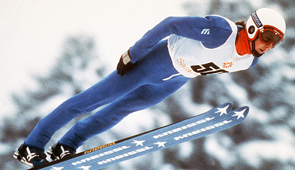 Die deutsche Skisprung-Legende Jens Weissflog beim Gewinn der Goldmedaille bei den Olympischen Winterspielen 1984 in Sarajevo.