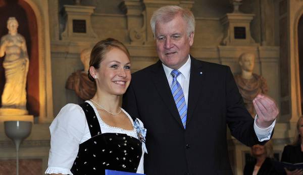 Magdalena Neuner und Horst Seehofer im Jahr 2015: Verwechslungsgefahr bestand zu diesem Zeitpunkt nicht mehr.