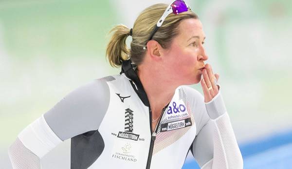Claudia Pechstein hat zum Auftakt der deutschen Meisterschaften in Inzell ihren 40. nationalen Titel gewonnen.