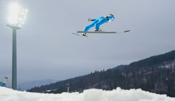 In Klingenthal geht es heute beim Skispringen zur Sache.