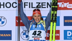 Denise Herrmann-Wick feiert ihren Sieg im Sprint der Frauen in Hochfilzen über 7,5 km