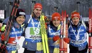 Justus Strelow, Johannes Kühn, Benedikt Doll und Roman Rees feiern ihren zweiten Platz beim Staffel-Rennen im finnischen Kontiolahti.