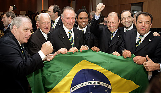 Die brasilianische Delegation um Luiz Inacio Lula da Silva jubelt nach der Verkündung