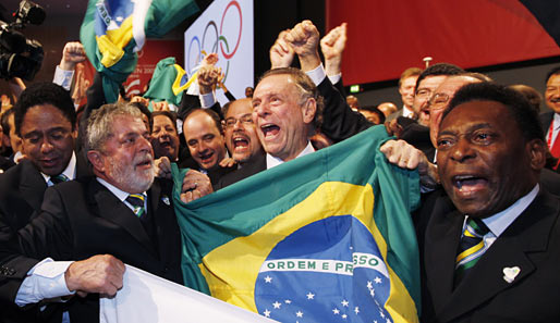 Staatspräsident Luiz Inacio Lula da Silva, Delegationschef Carlos Arthur Nuzman und Pele (v.l.) jubeln