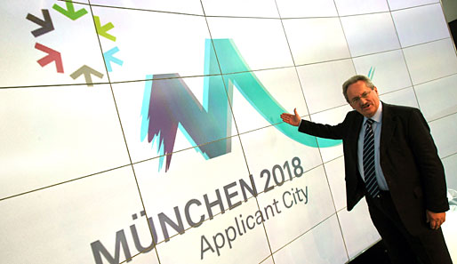 Münchens OB Christian Ude präsentiert das offzielle Logo der Münchener Olympia-Bewerbung