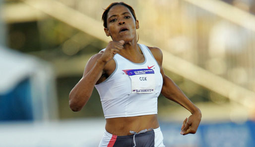 Crystal Cox ist ihre Goldmedaille aus der 4x400-Meter-Stafefl von 2004 in Athen los