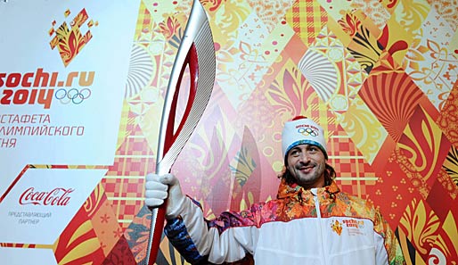 Eiskunstläufer Ilia Averbukh präsentiert die neue olympische Fackel für 2014