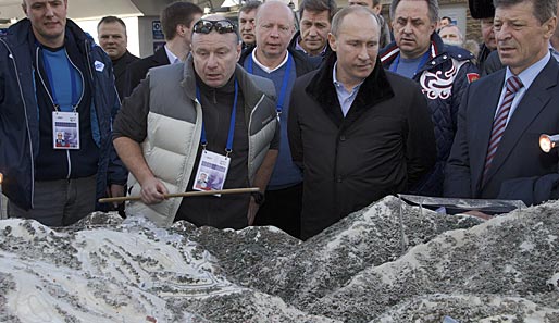 Wladimir Putin (2v.r.) beteiligt sich in großem Maße an der Planung der Olympischen Spiele 2014