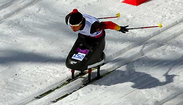 Andrea Eskau trägt die deutsche Fahne bei den Paralmypics in Pyeongchang.