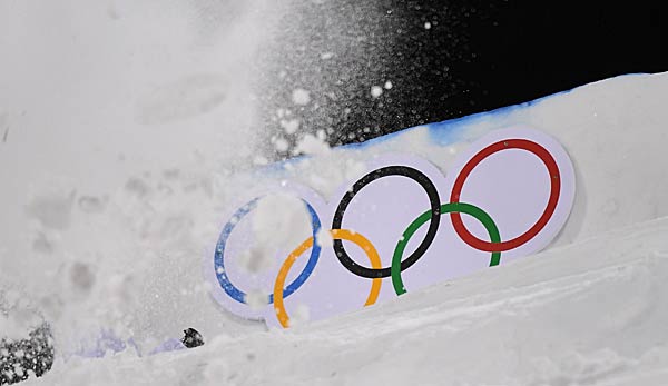 Die olympischen Ringe im Schnee auf einer Piste