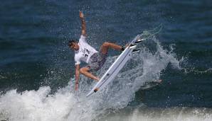 Wellenreiter Leon Glatzer ist bei der olympischen Premiere im Surfen früh gescheitert.