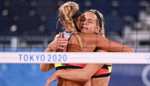 Olympiasiegerin Laura Ludwig und Margareta Kozuch haben in Tokio ihr Achtelfinal-Ticket gelöst.