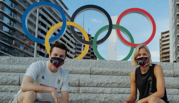 Rio-Olympiasiegerin Laura Ludwig und Rekord-Europameister Patrick Hausding tragen bei der Eröffnungsfeier der Olympischen Spiele in Tokio die deutsche Fahne.