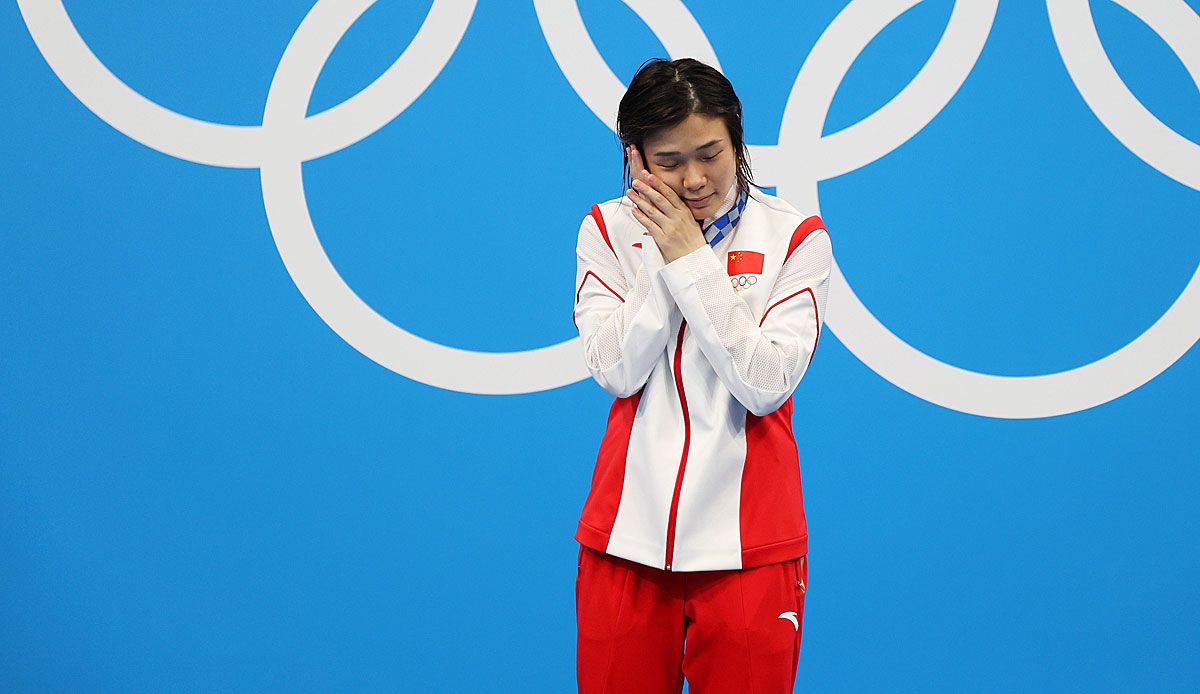 Wasserspringerin Tingmao Shi kuschelt mit ihrer Goldmedaille.