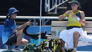 Australiens Tennisstar Samantha Stosur versucht, während ihres Erstrundenmatches gegen Elena Rybakina (Kasachstan) die richtige Temperatur zu behalten.