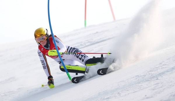 Lena Dürr trifft unter anderem für die deutsche Mannschaft beim Teamevent im Ski alpin bei Olympia 2022 an.