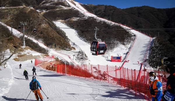 Die Ski alpin-Strecke sorgte schon im Vorhinein für Unmut bei manchen Athleten. Vor allem die Bedingungen und der deshalb benötigte Kunstschnee sorgte für Kritik.
