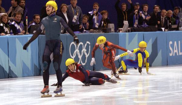 Steven Bradbury gewinnt bei den Olympischen Spielen in Salt Lake City die Goldmedaille.