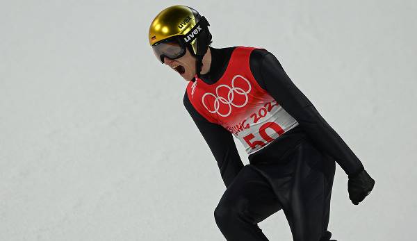 Karl Geiger holt auf der Großschanze in Peking die Bronzemedaille.