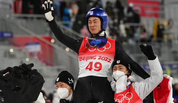 Wird gefeiert! Ryoyu Kobayashi, der Olympiasieger von Peking auf der Normalschanze.