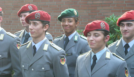 Miryam Roper (M.) hat sich 2010 bei der Bundeswehr als Zeitsoldatin verpflichtet