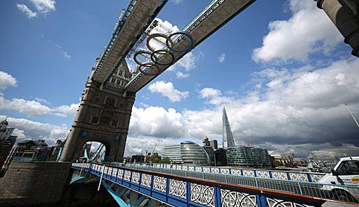 An der Tower Bridge in London wurden bereits die fünf olympischen Ringe angebracht