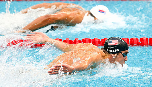 Michael Phelps (unten) gewann 2008 das denkwürdige Finish gegen Milorad Cavic über 100 Meter