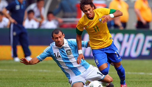 Ganz Brasilien hofft nach erfolglosen Jahren auf die fußballerischen Künste von Neymar (r.)