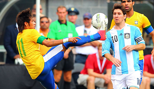 Hoch das Bein: Neymar (l.) nimmt mit der brasilianischen Nationalmannschaft an Olympia teil