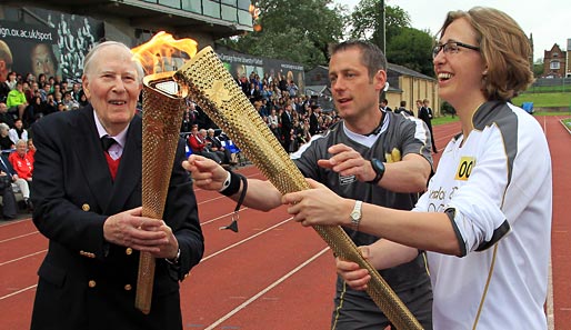 Die Fackel mit dem olympischen Feuer hatte Roger Bannister (l.) schon am 10. Juli in der Hand