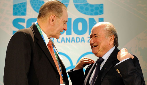 Jacques Rogge (l.) wird in London das Gespräch mit FIFA-Boss Joseph Blatter (r.) suchen