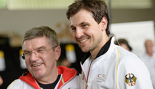 Thomas Bach posiert vor den Olympischen Spielen mit Tischtennis-Star Timo Boll