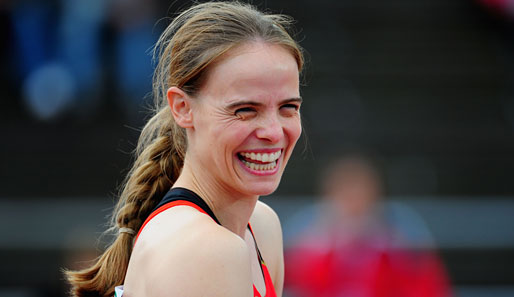 Silke Spiegelburg greift im Stabhochsprung nach einer Medaille für das deutsche Team