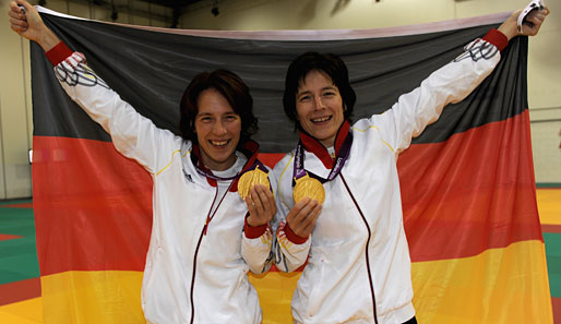 Carmen (l.) und Ramona Brussig holten die erste deutsche Goldmedaille bei den Paralympics