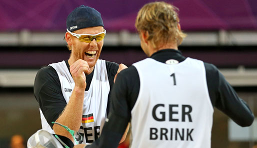 Jonas Reckermann (l.) und Julius Brink (r.) greifen nach einer Medaille