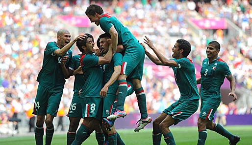 Mexikos Team feiert den doppelten Torschützen Oribe Peralta (M.)