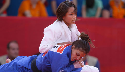 Kaori Matsumoto (weiß) siegte im Finale durch Disqualifikation ihrer Gegnerin Corina Caprioriu