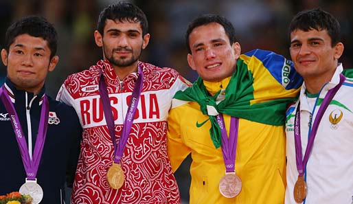 Da war die Medaille noch ganz: Judoka Felipe Kitadai (2.v.r.) gewann Bronze